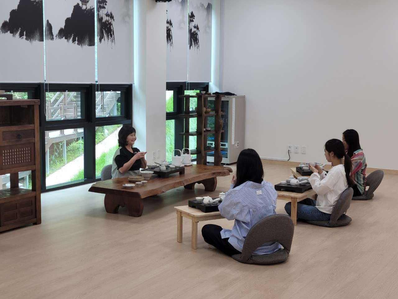 다도명상은 차를 우려내는 과정 하나하나에 집중하며 마음을 가다듬는 명상 프로그램입니다.나만의 호흡과 리듬을 되찾는, 깊이 있는 치유 시간을 제공합니다.